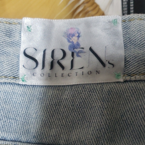 Embellished Floral Denim Shorts - Picture 4 of 10